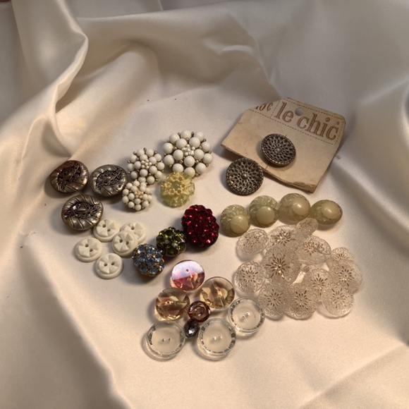 Assorted Vintage Buttons - Picture 4 of 4